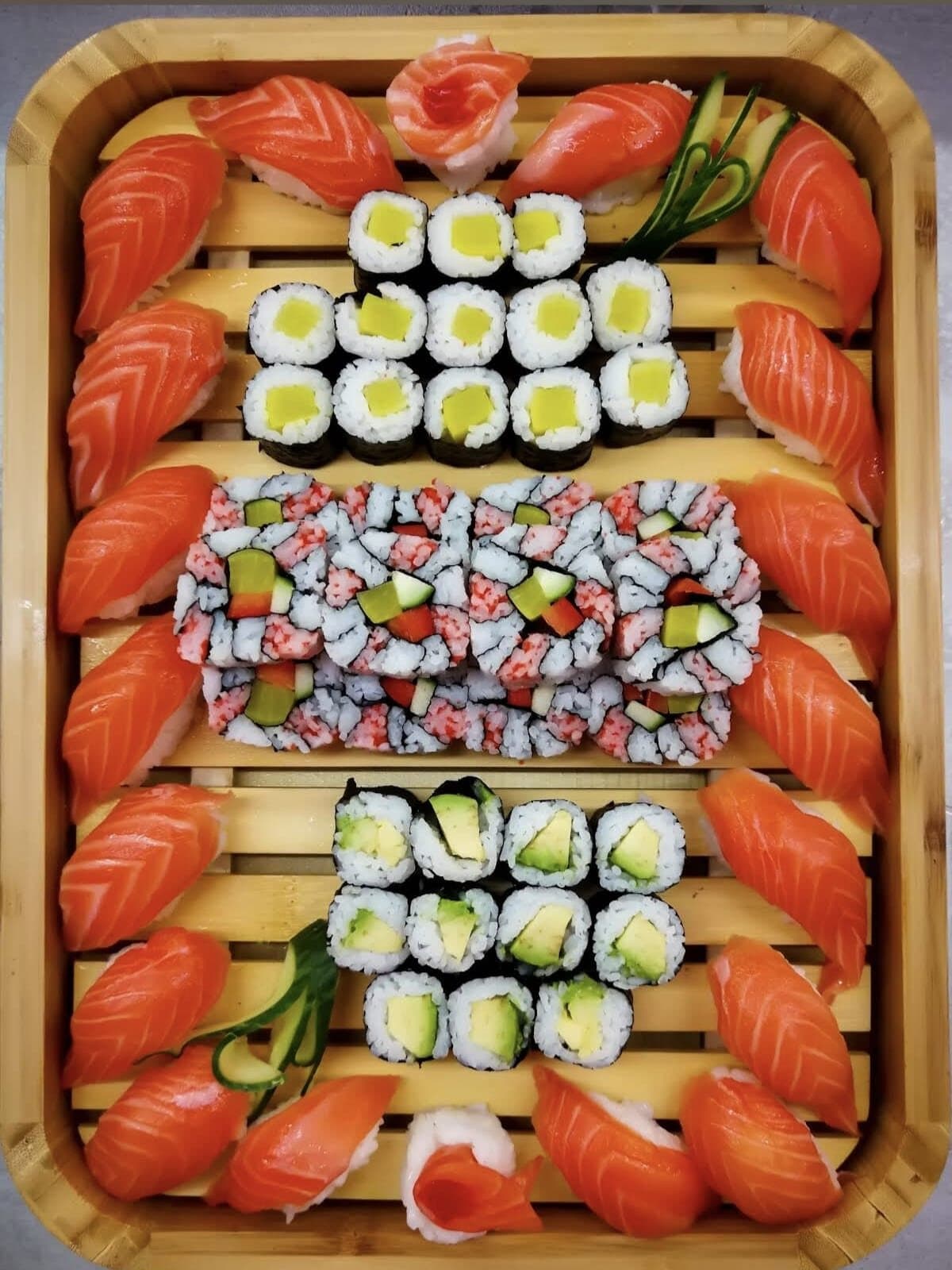 Große Sushi-Platte mit Lachs, Maki und Inside-out-Rollen